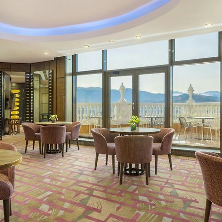 Sheraton Batumi Hotel Εξωτερικό φωτογραφία Club Lounge at the hotel