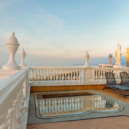 Sheraton Batumi Hotel Εξωτερικό φωτογραφία The rooftop pool at the Taj Mahal Palace