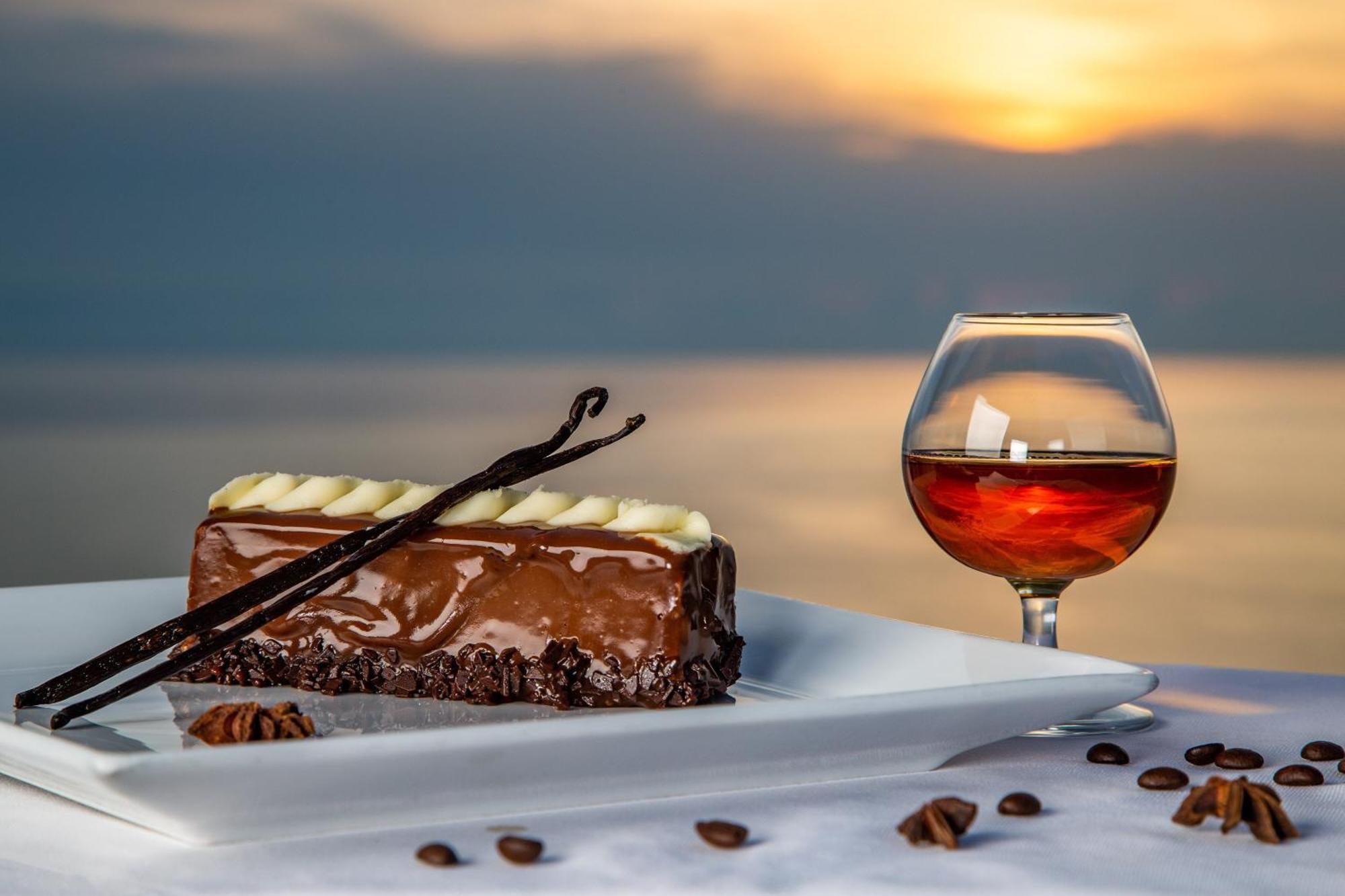 Sheraton Batumi Hotel Εξωτερικό φωτογραφία A glass of brandy
