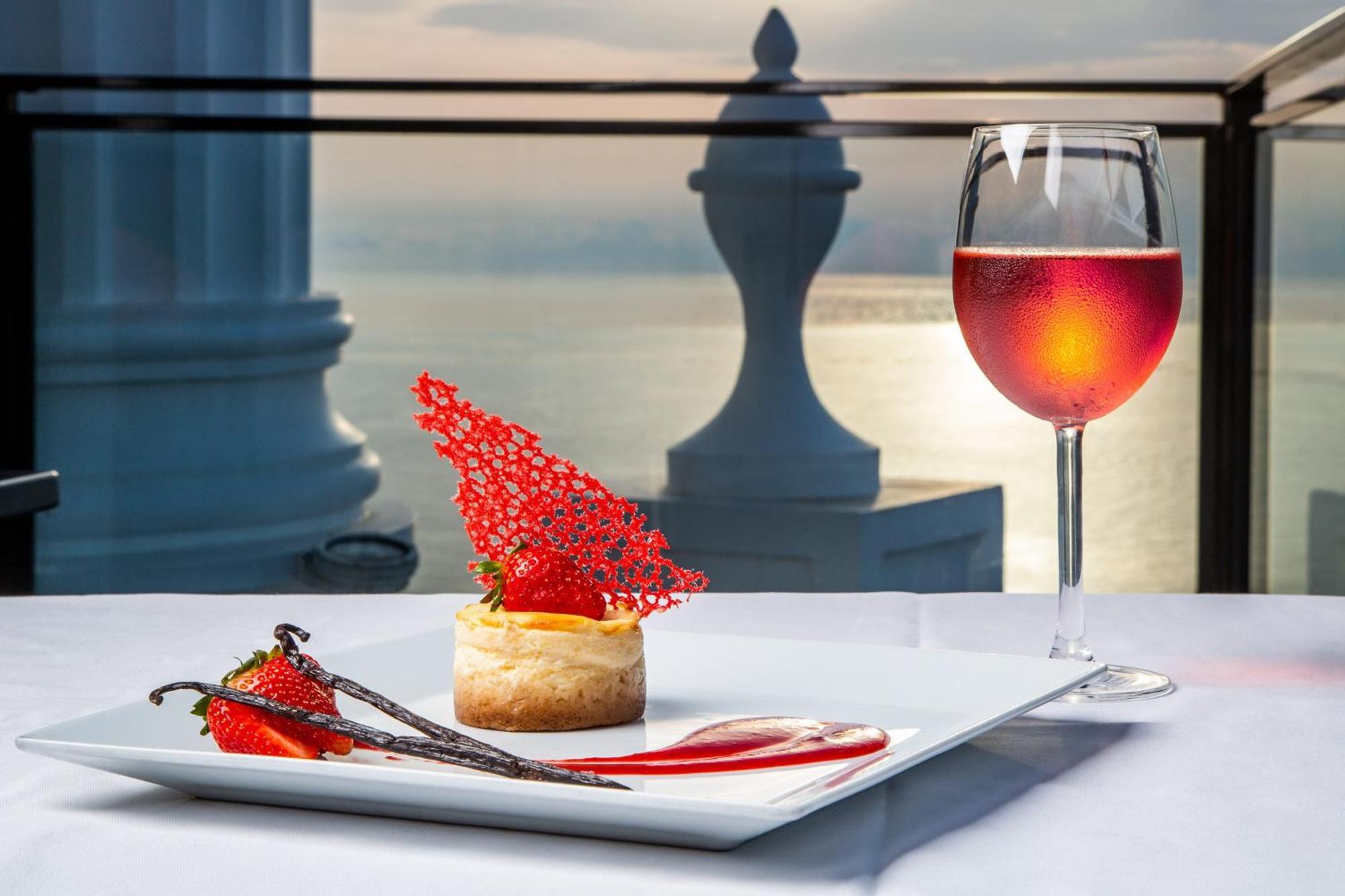 Sheraton Batumi Hotel Εξωτερικό φωτογραφία A glass of wine
