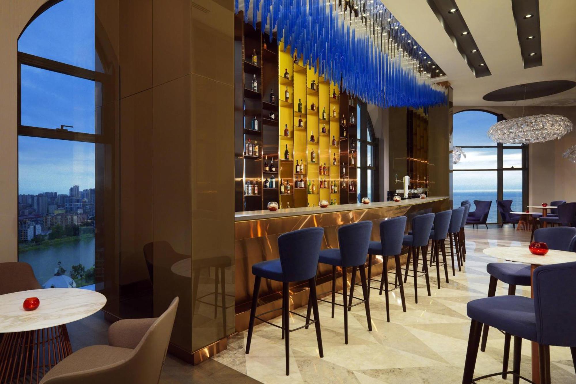 Sheraton Batumi Hotel Εξωτερικό φωτογραφία The bar at the 360° Sky Lounge