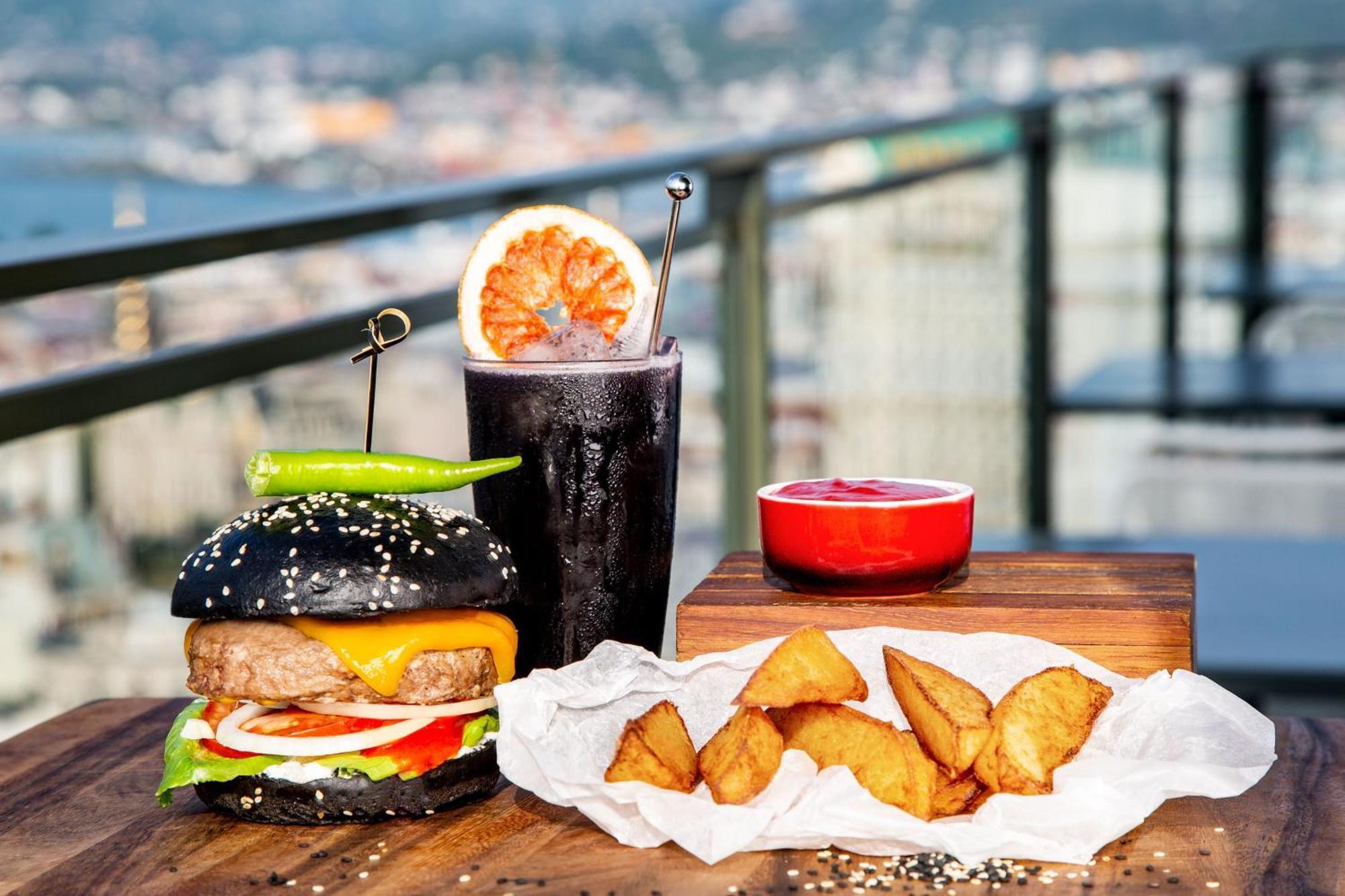 Sheraton Batumi Hotel Εξωτερικό φωτογραφία A black bun hamburger with a cocktail and chicken fingers