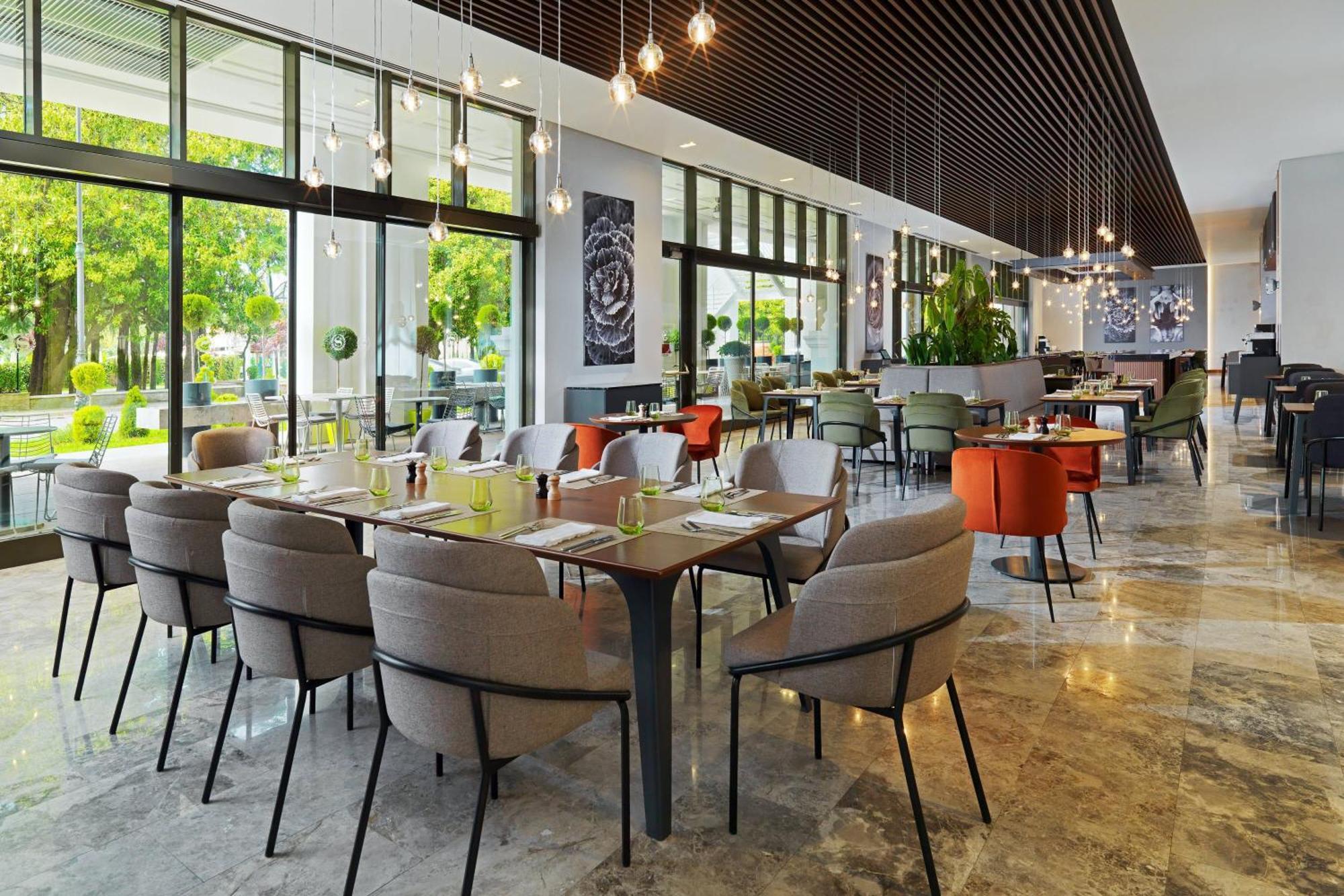 Sheraton Batumi Hotel Εξωτερικό φωτογραφία The restaurant