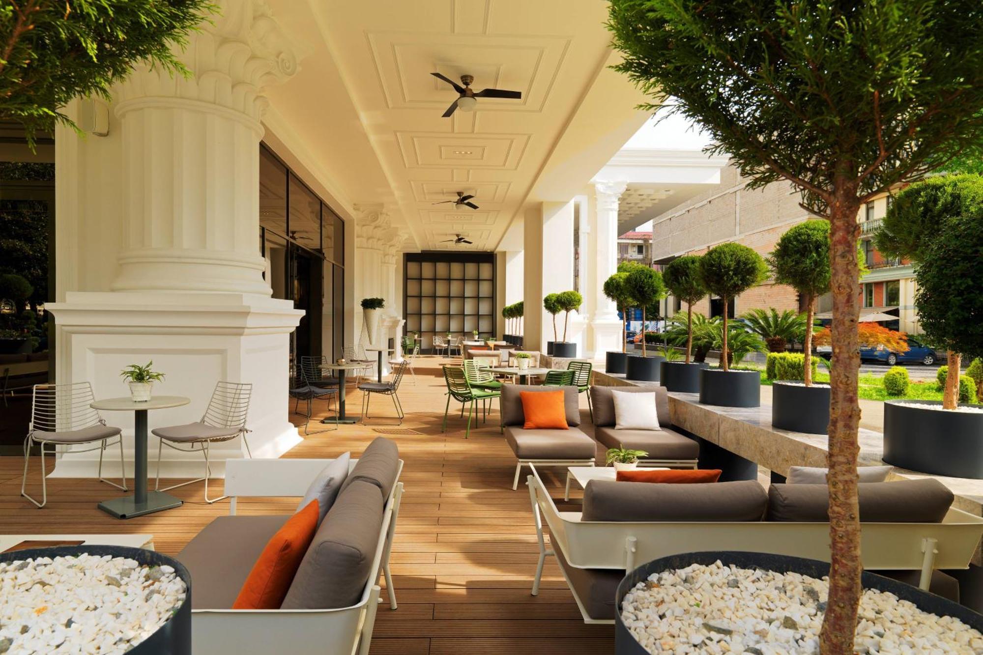 Sheraton Batumi Hotel Εξωτερικό φωτογραφία The hotel's lobby