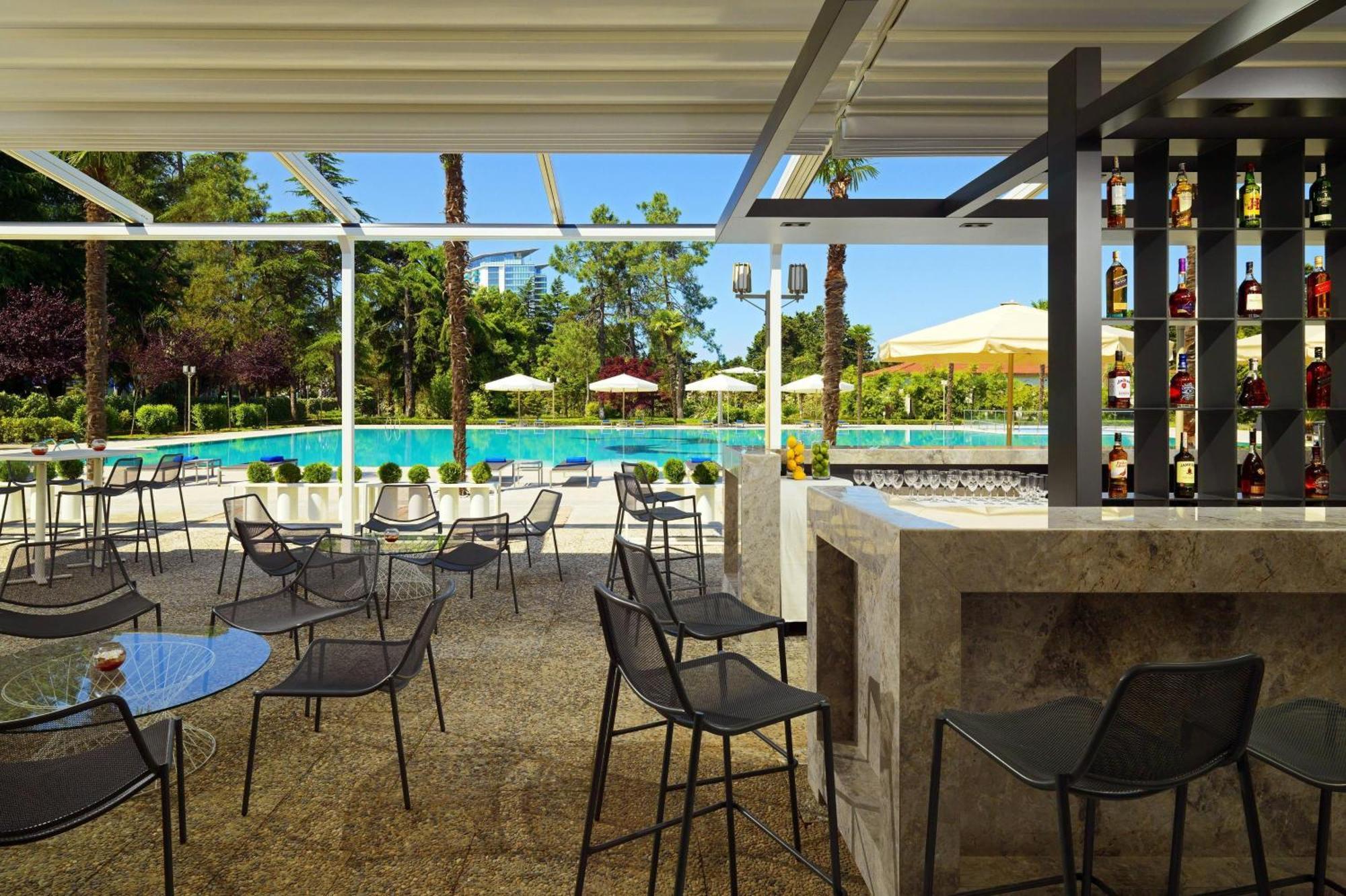 Sheraton Batumi Hotel Εξωτερικό φωτογραφία Pool bar