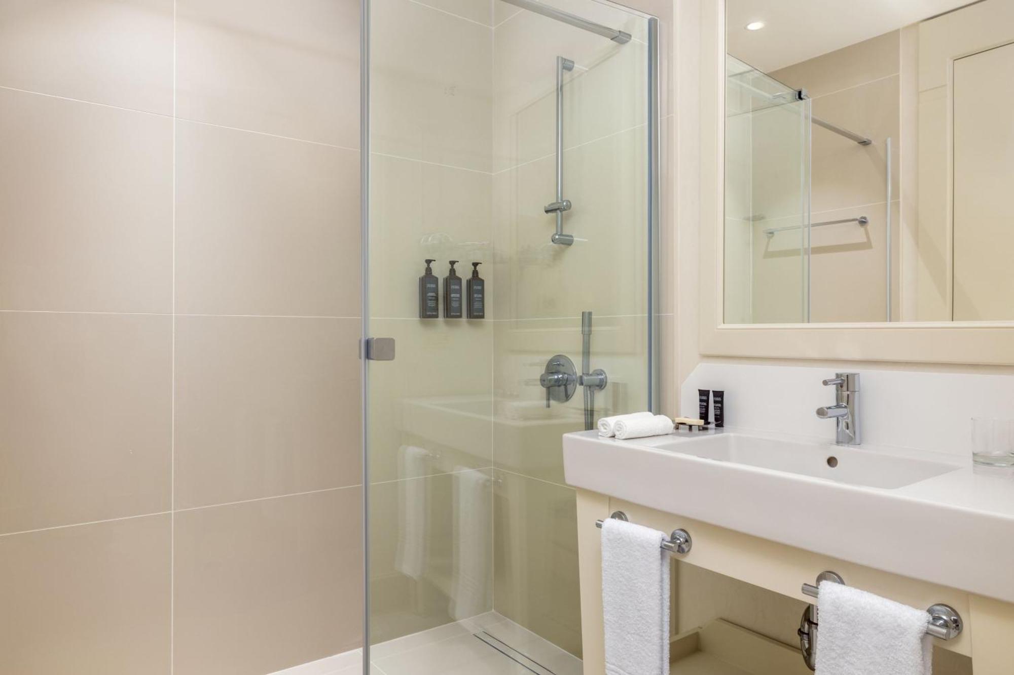 Sheraton Batumi Hotel Εξωτερικό φωτογραφία A shower enclosure