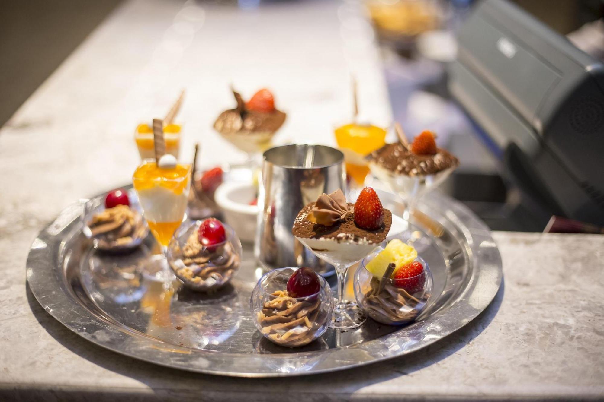 Sheraton Batumi Hotel Εξωτερικό φωτογραφία A selection of desserts