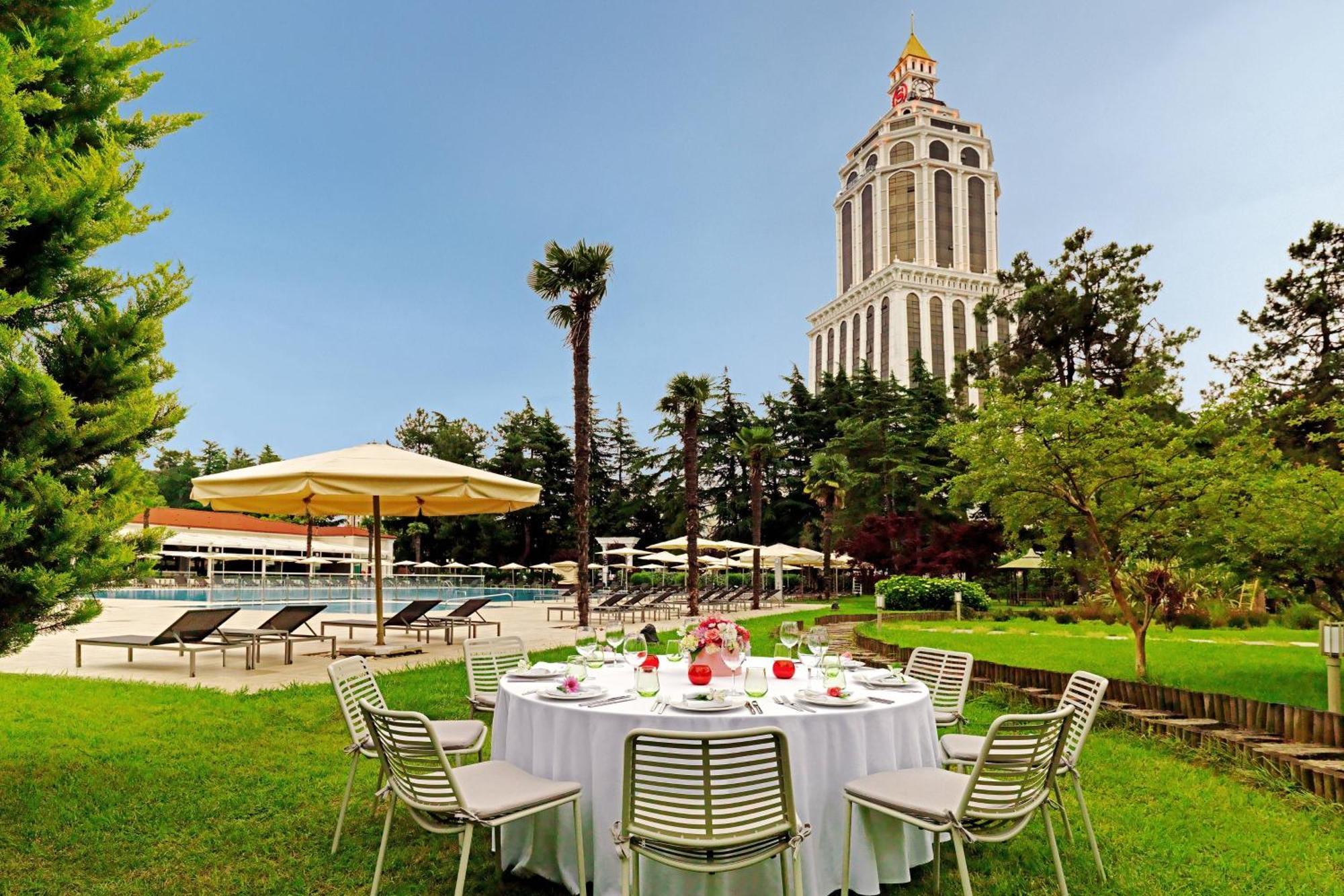 Sheraton Batumi Hotel Εξωτερικό φωτογραφία The hotel's garden