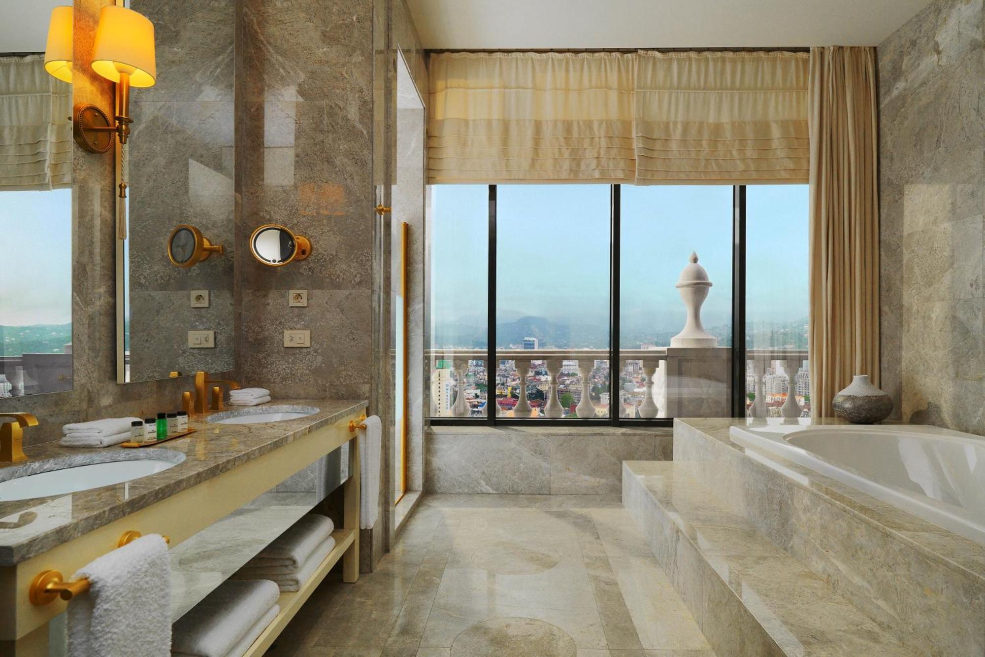 Sheraton Batumi Hotel Εξωτερικό φωτογραφία A bathroom at the hotel
