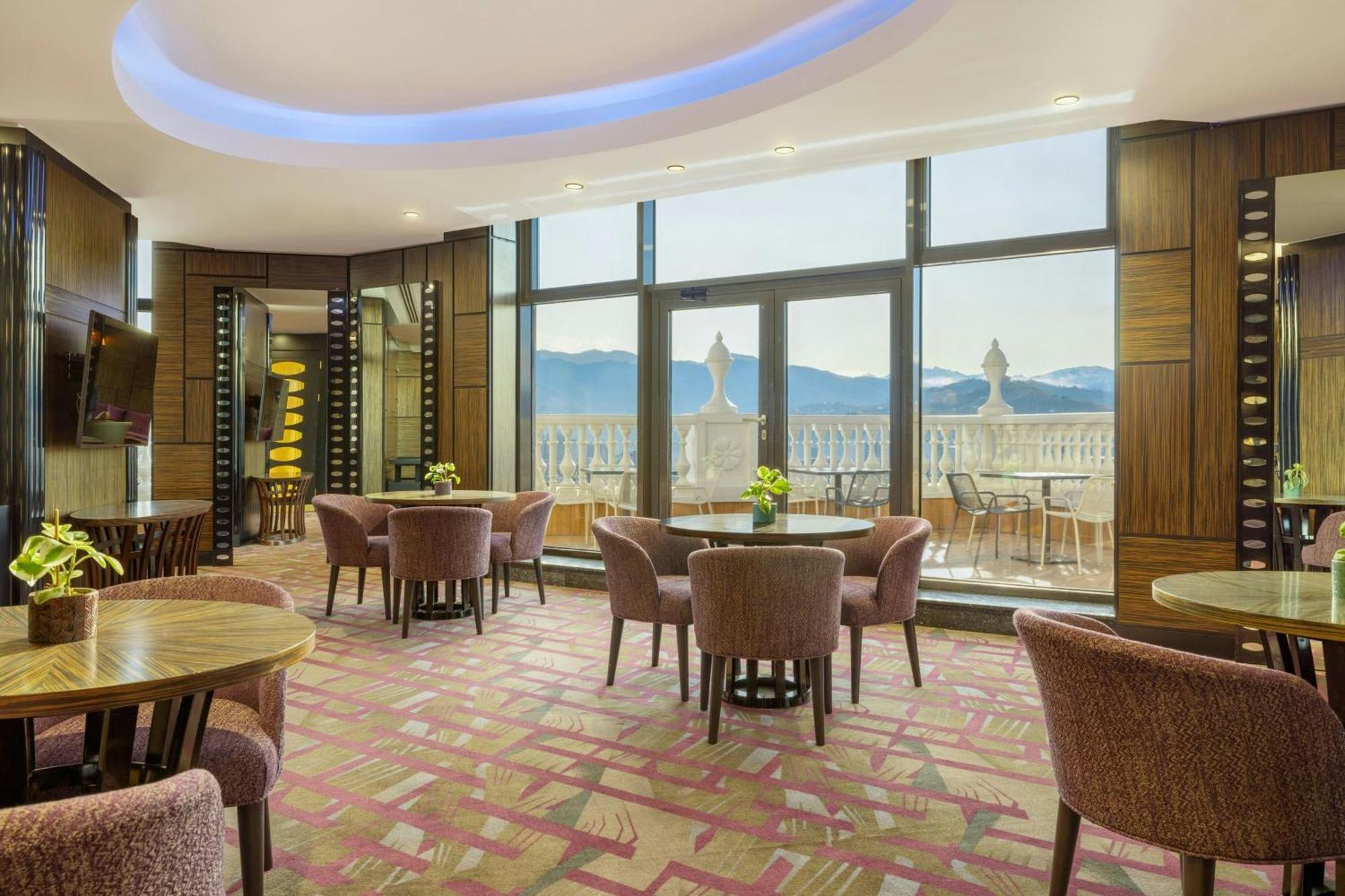 Sheraton Batumi Hotel Εξωτερικό φωτογραφία Club Lounge at the hotel
