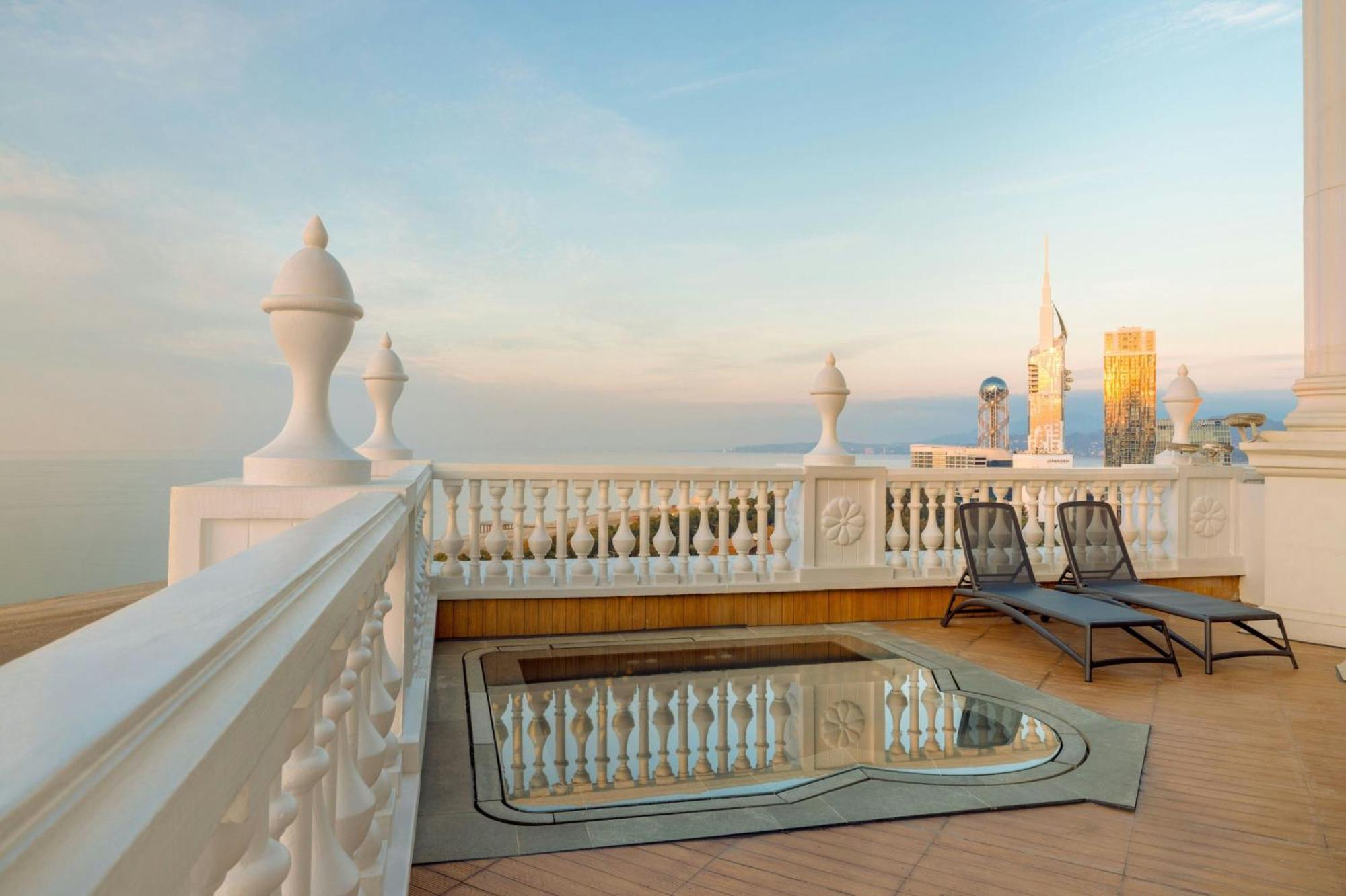 Sheraton Batumi Hotel Εξωτερικό φωτογραφία The rooftop pool at the Taj Mahal Palace
