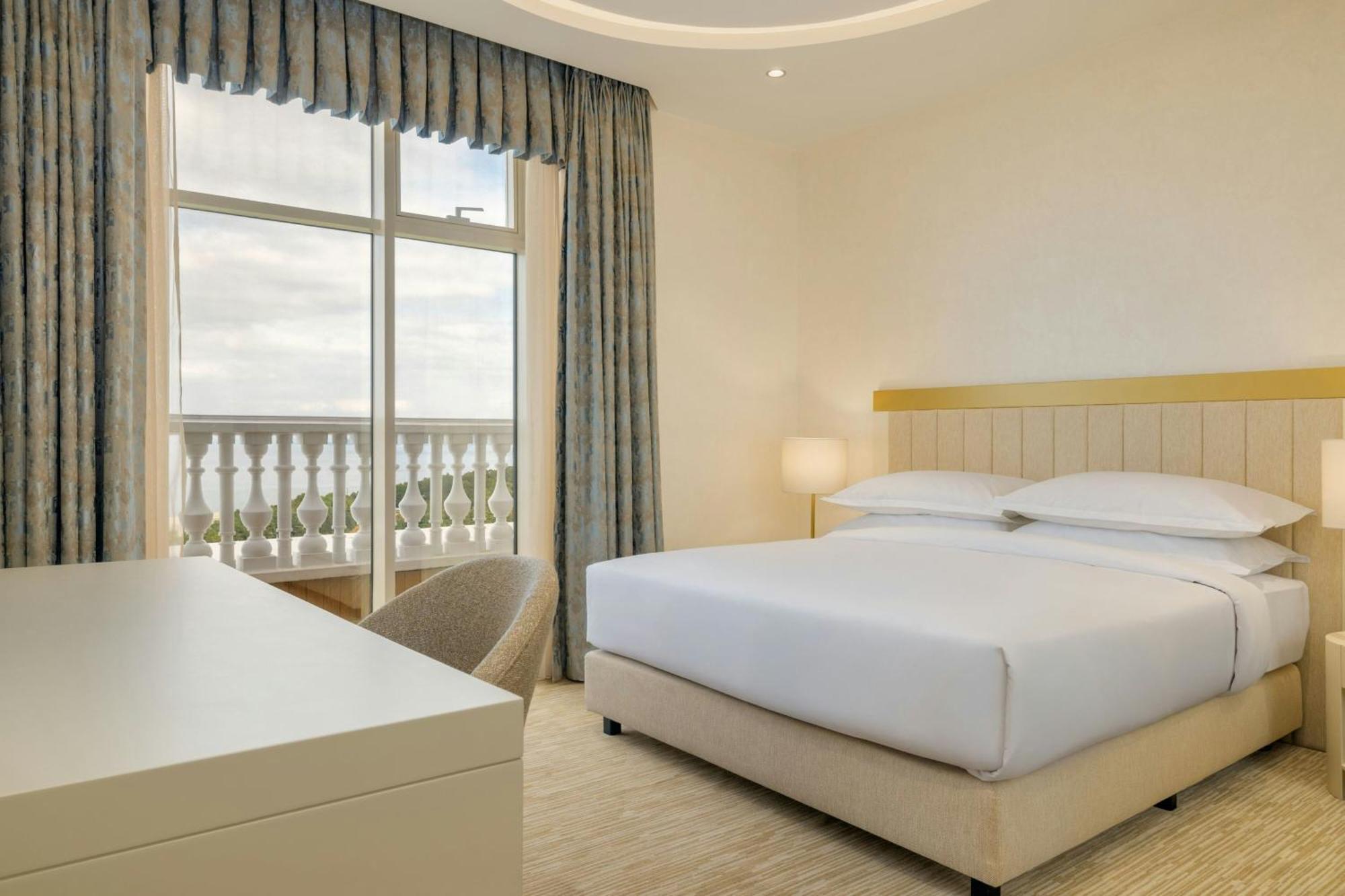Sheraton Batumi Hotel Εξωτερικό φωτογραφία A bedroom at the hotel
