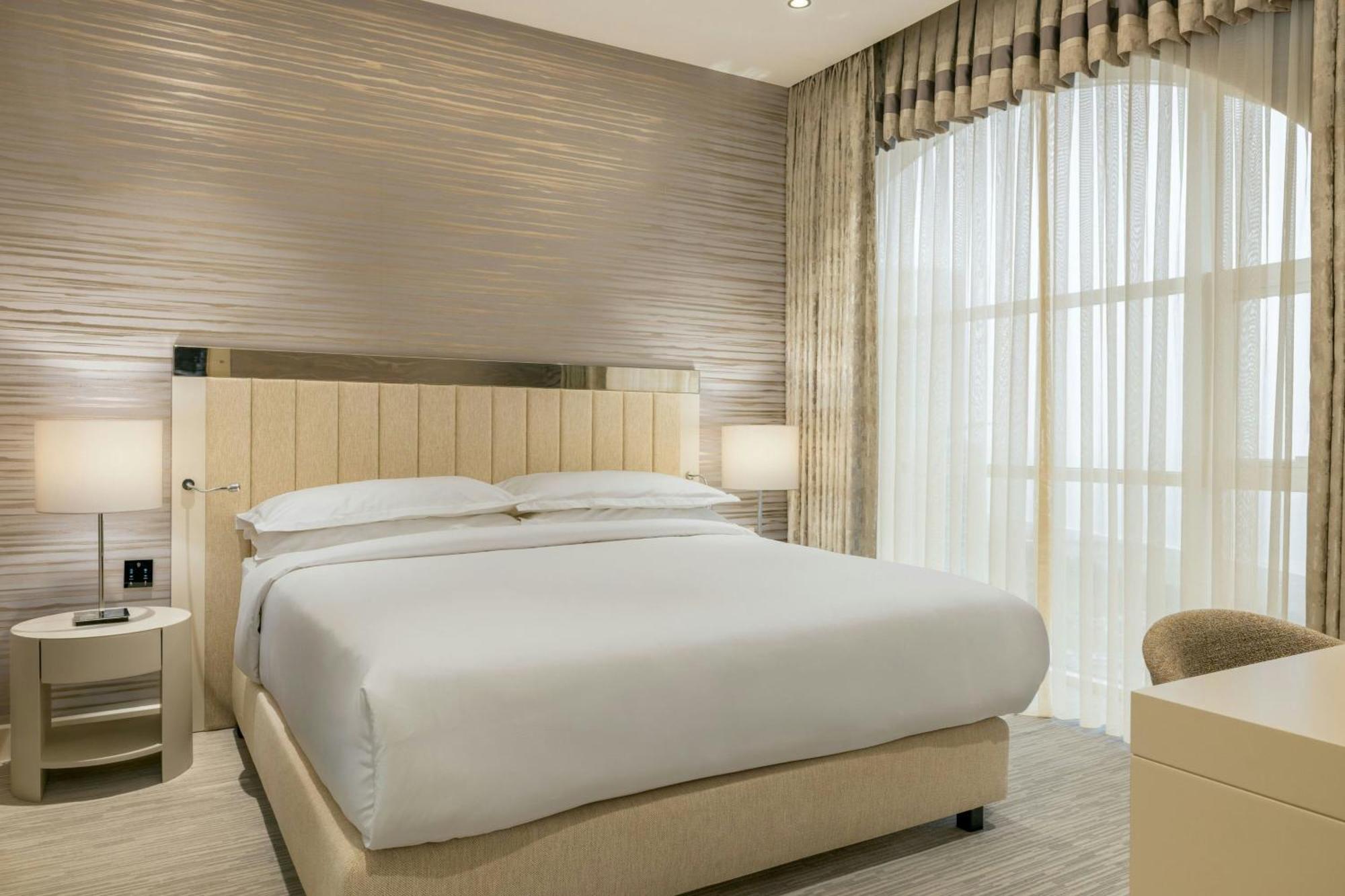 Sheraton Batumi Hotel Εξωτερικό φωτογραφία A bedroom at the hotel