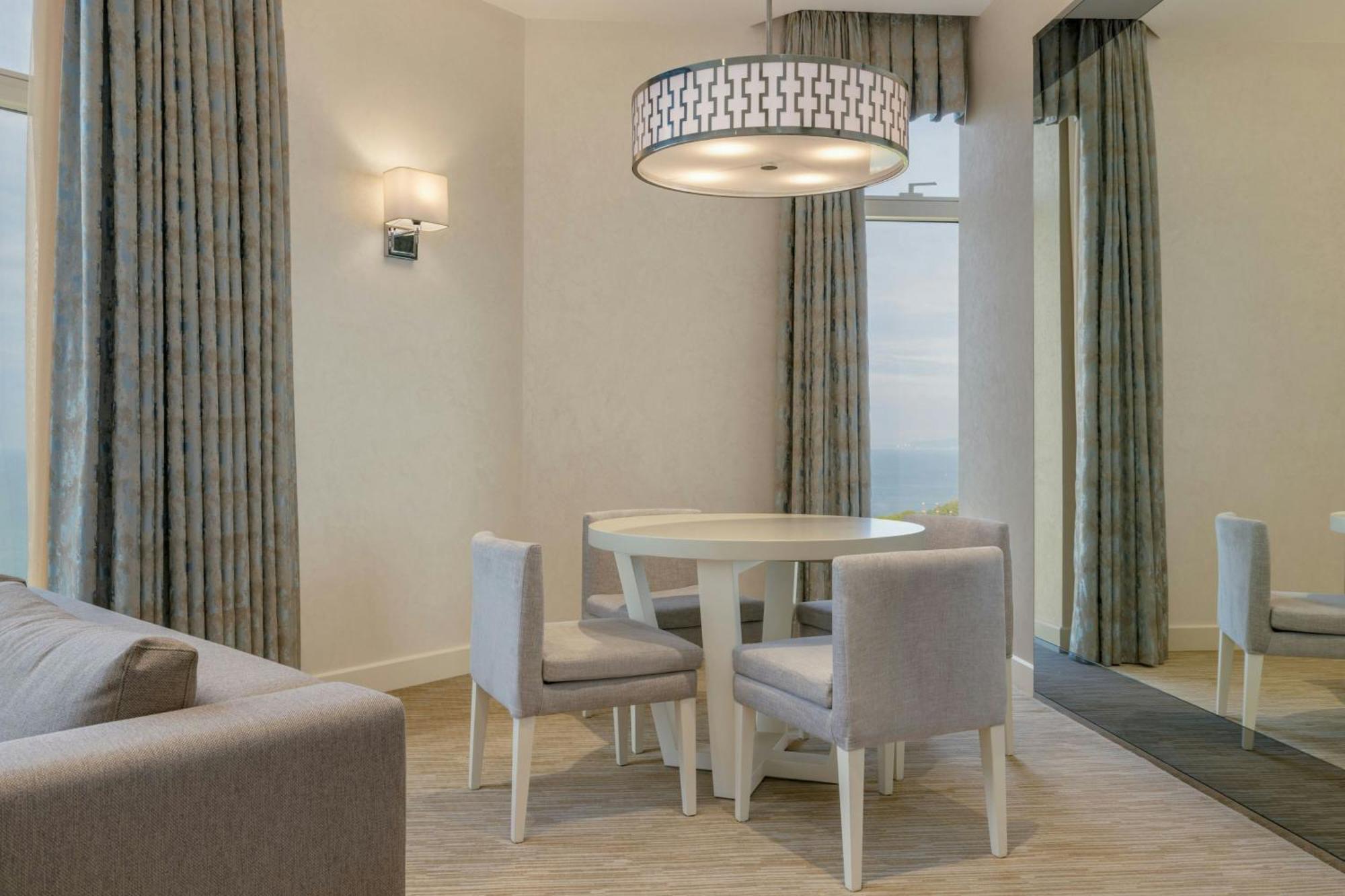 Sheraton Batumi Hotel Εξωτερικό φωτογραφία A dining room