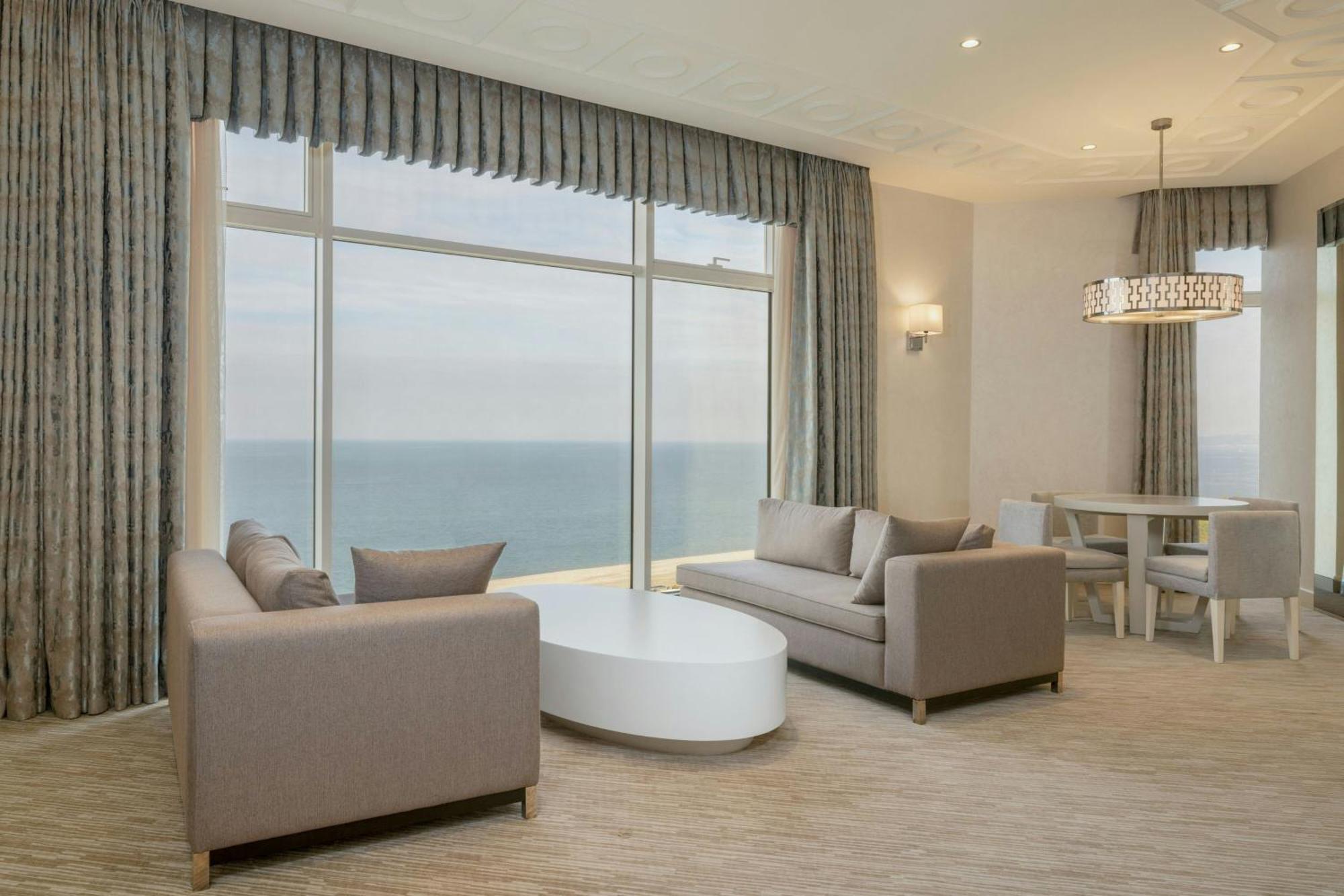 Sheraton Batumi Hotel Εξωτερικό φωτογραφία A living room in a typical apartment
