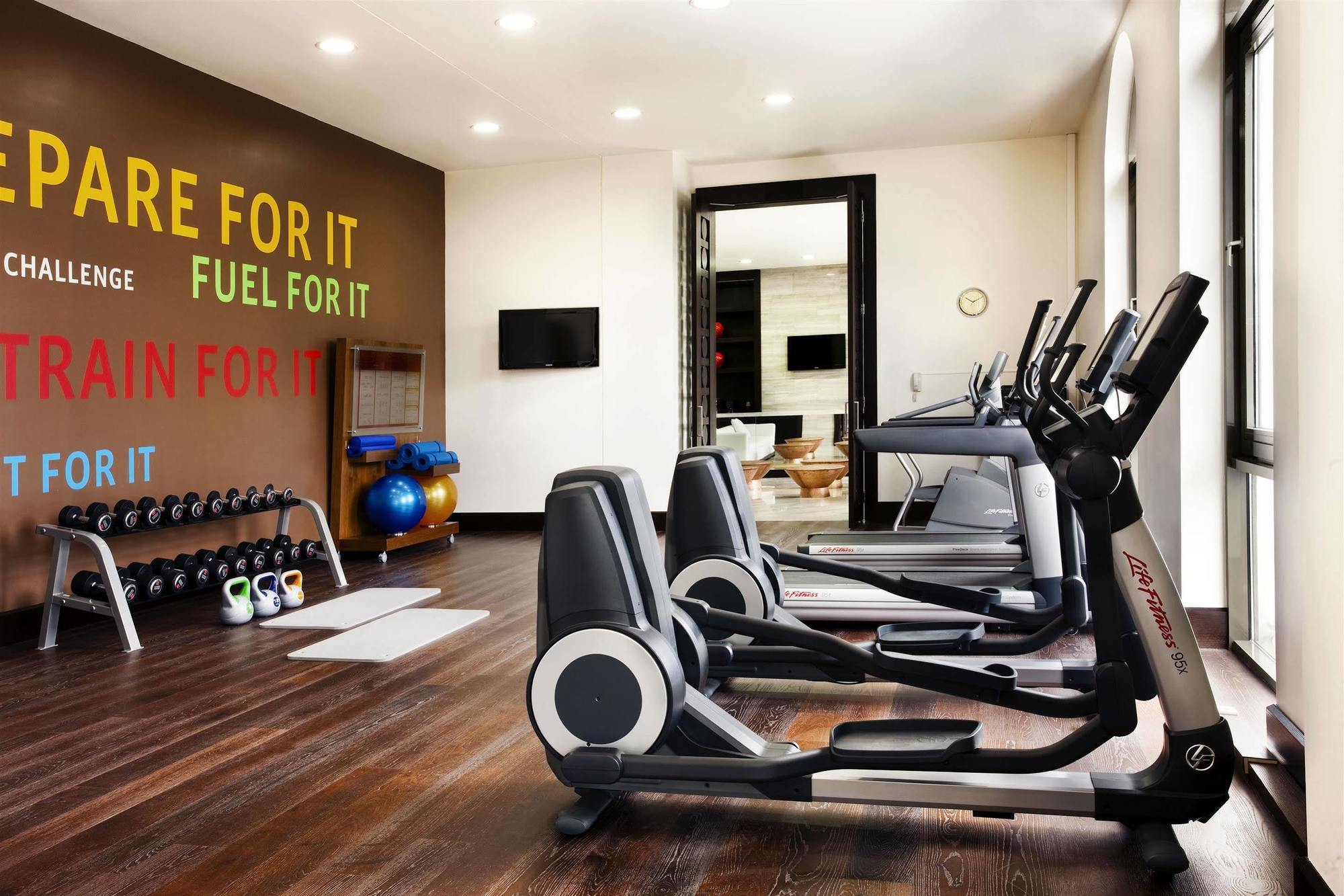 Sheraton Batumi Hotel Εξωτερικό φωτογραφία A typical gym